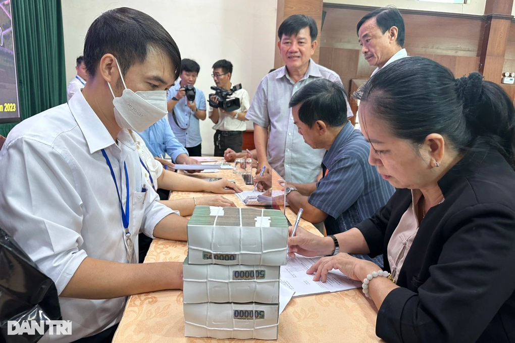 Người dân nhận tiền bồi thường dự án kết nối sân bay Long Thành - 1 Người dân nhận tiền bồi thường dự án kết nối sân bay Long Thành - 1