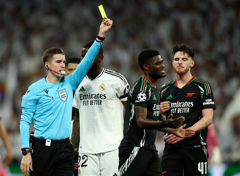 Arsenal trả giá đắt cho tấm vé vào bán kết vì hành động lãng xẹt - 1 Arsenal trả giá đắt cho tấm vé vào bán kết vì hành động lãng xẹt - 1