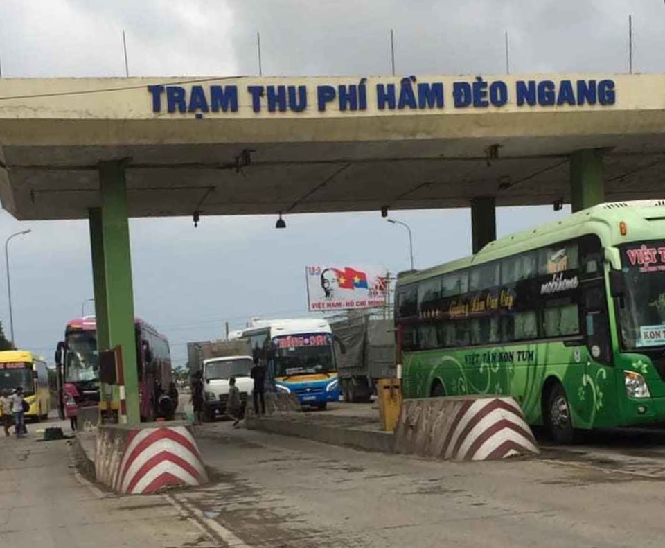 Xe giường nằm tông trạm thu phí bỏ hoang - 2 Xe giường nằm tông trạm thu phí bỏ hoang - 2