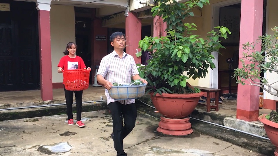 Những đôi tay lóng ngóng gói bánh tặng đồng bào vùng lũ - 2 Những đôi tay lóng ngóng gói bánh tặng đồng bào vùng lũ - 2