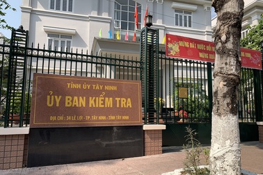 Lãnh đạo huyện đi xe hơi, nhận nhà nghĩa tình "khủng" chính thức bị kỷ luật