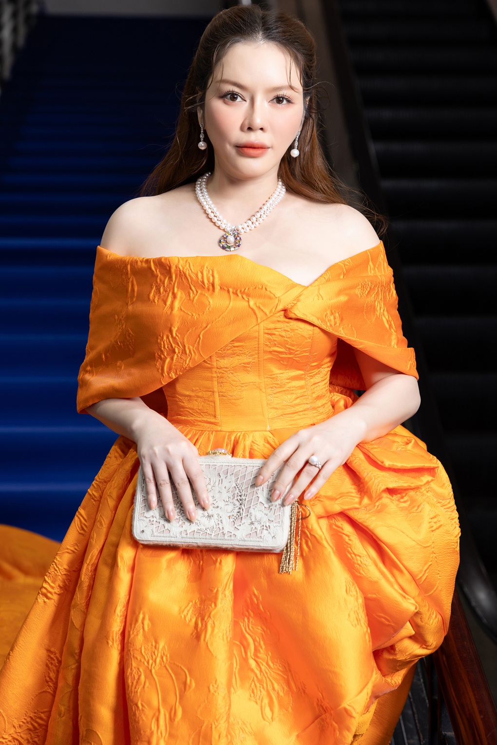 Lệ Quyên, Lý Nhã Kỳ khoe vai trần, đọ sắc trên thảm đỏ show thời trang - 4 Lệ Quyên, Lý Nhã Kỳ khoe vai trần, đọ sắc trên thảm đỏ show thời trang - 4