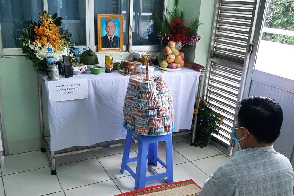 Không thể về chịu tang cha, bác sĩ bái vọng từ bệnh viện dã chiến - 1 Không thể về chịu tang cha, bác sĩ bái vọng từ bệnh viện dã chiến - 1