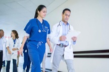 Hơn 500 bác sĩ phản đối vì được trả lương quá cao