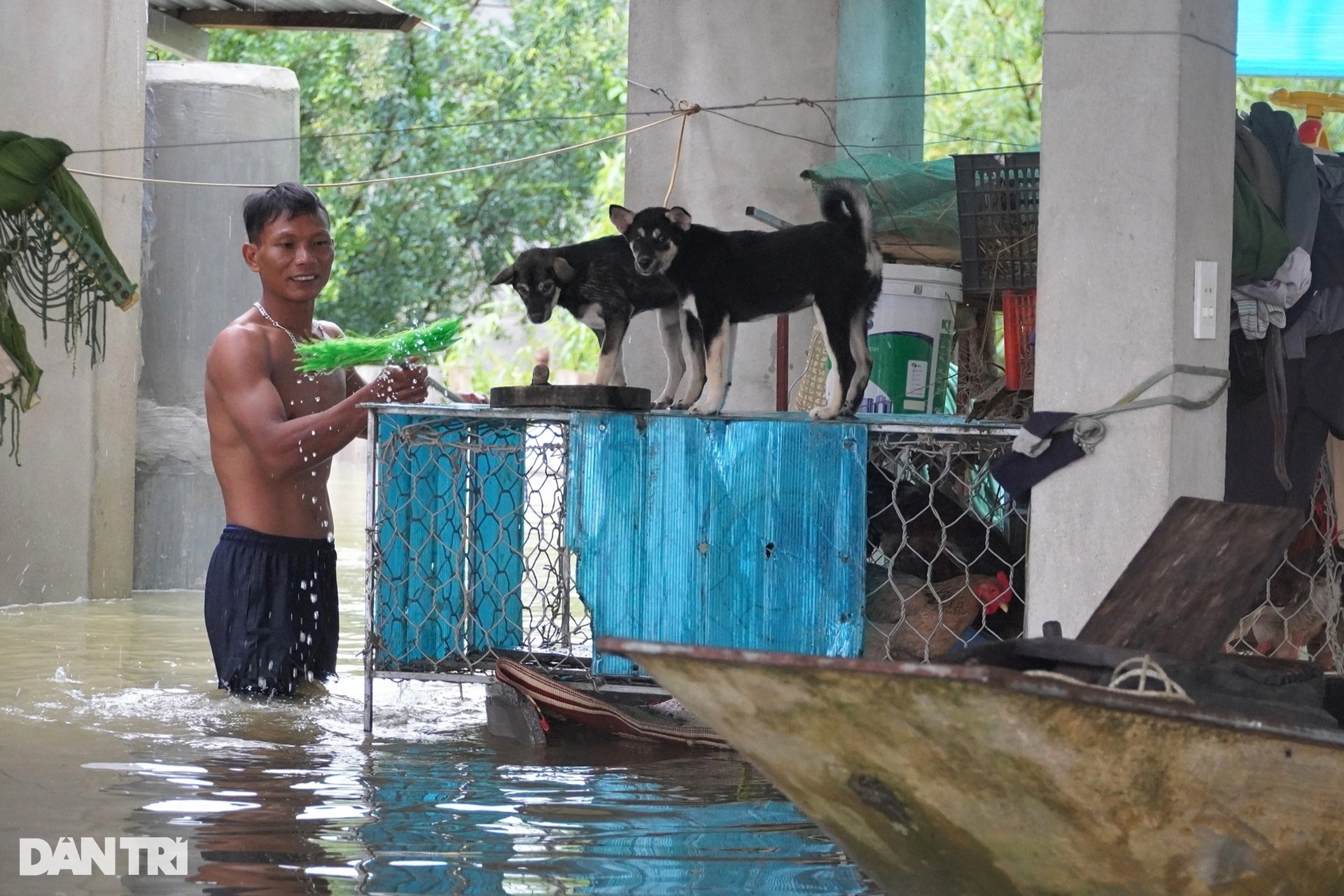 Xóm vạn chài thoát cảnh kéo nhau lên bờ tránh lũ sông Lam - 9 Xóm vạn chài thoát cảnh kéo nhau lên bờ tránh lũ sông Lam - 9