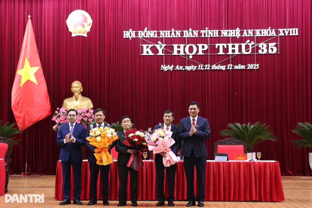 پروفیسر تھائی وان تھانہ کو نگہ این صوبہ - 1 کی پیپلز کمیٹی کا نائب چیئرمین مقرر کیا گیا Giáo sư Thái Văn Thành làm Phó Chủ tịch UBND tỉnh Nghệ An - 1