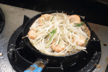 Quán bánh xèo tôm nhảy Bình Định, ngày bán hơn 500 chiếc ở Thủ đô