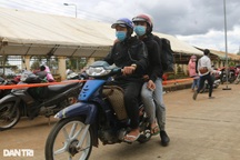 Vì mưu sinh, hàng trăm người lao động lại... ngược dòng vào Nam