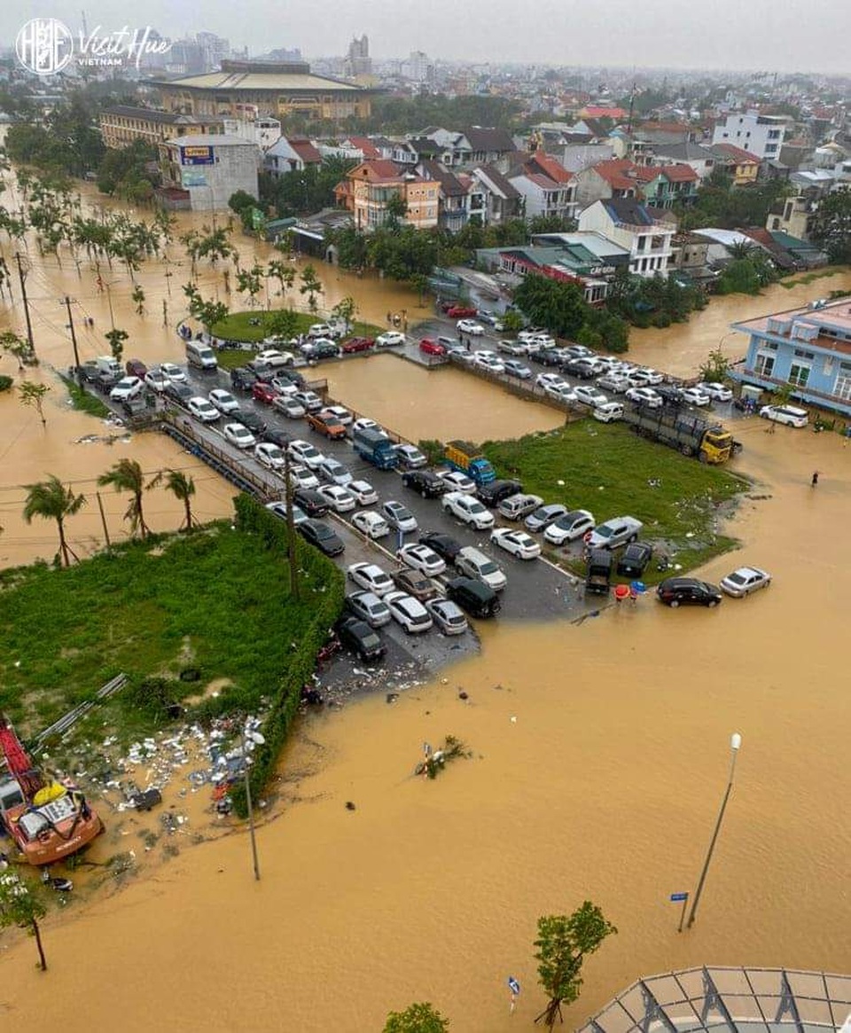 Nước lũ bắt đầu bủa vây những điểm cao nhất TP Huế - 21 Nước lũ bắt đầu bủa vây những điểm cao nhất TP Huế - 21
