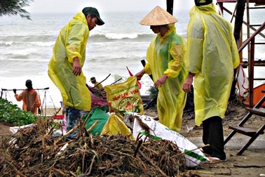 Hàng trăm người cùng dọn sạch bãi biển đẹp top 50 thế giới