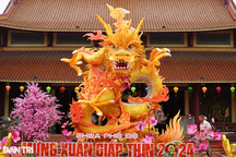 Linh vật rồng chầu tại ngôi chùa bên dòng sông Hộ Độ nhận "mưa lời khen"