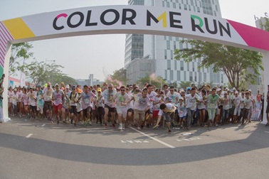 Sôi động sự kiện thể thao chạy bộ Color Me Run