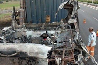 Xe đầu kéo cháy dữ dội trên cao tốc TPHCM – Long Thành – Dầu Giây