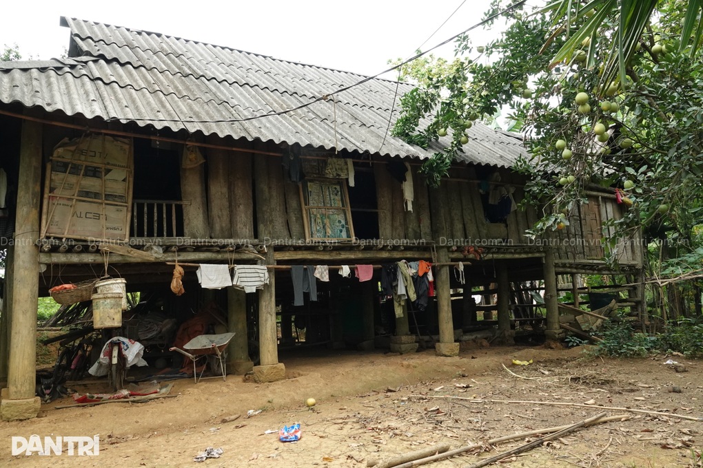 Thương cảnh người phụ nữ nghèo mòn mỏi gánh chồng, con trên đôi vai gầy - 5 Thương cảnh người phụ nữ nghèo mòn mỏi gánh chồng, con trên đôi vai gầy - 5