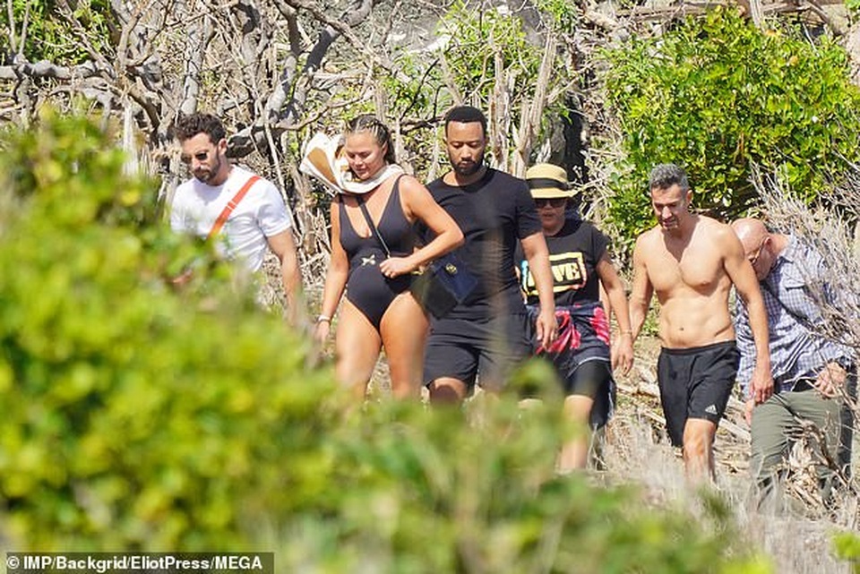 Siêu mẫu áo tắm Chrissy Teigen lộ dáng đẫy đà khi đi nghỉ giáng sinh - 6 Siêu mẫu áo tắm Chrissy Teigen lộ dáng đẫy đà khi đi nghỉ giáng sinh - 6