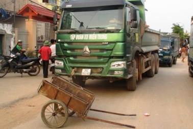 "Ngán" đoàn xe tải gây nguy hiểm, dân mang đồ ra chặn