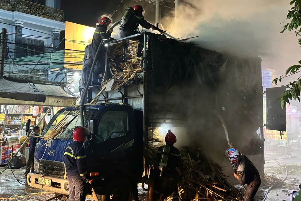 Xe chở gỗ bốc cháy ở TPHCM, hàng chục người dân dập lửa  - 1