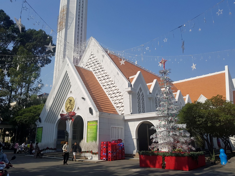 Nhà thờ đón giáng sinh.jpg Nhà thờ đón giáng sinh.jpg