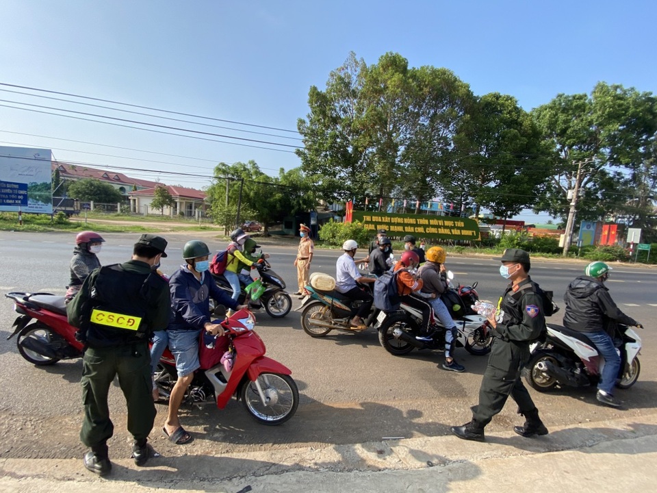 Giật mình vì CSGT đứng đầy đường, người dân bất ngờ khi được phát nước - 1 Giật mình vì CSGT đứng đầy đường, người dân bất ngờ khi được phát nước - 1