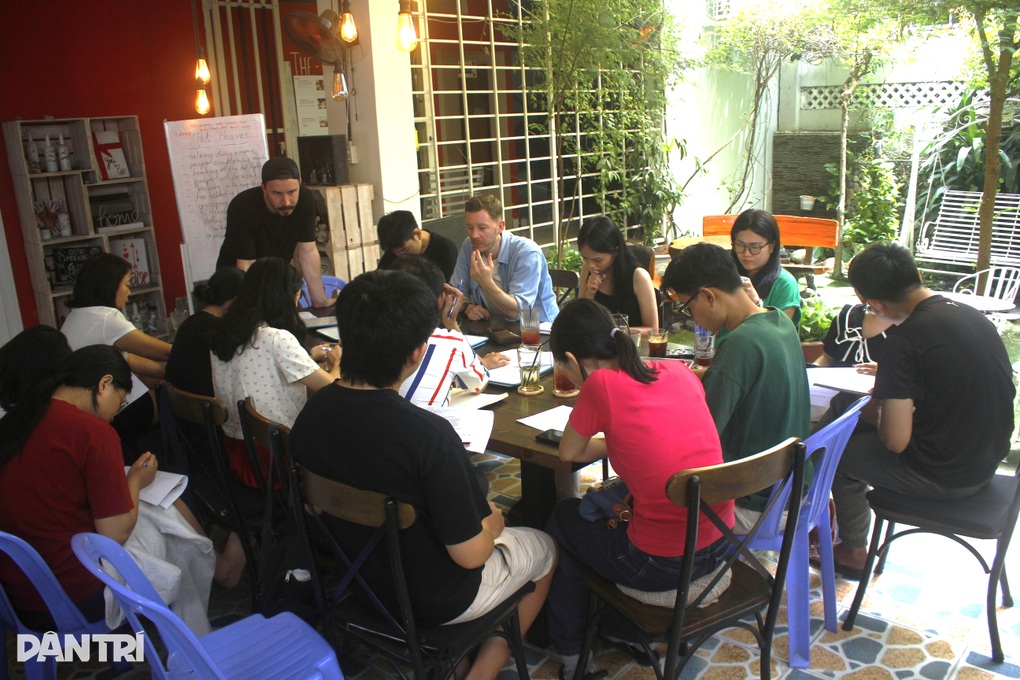 Đến quán cà phê nơi giới trẻ Sài Gòn “nói đủ thứ tiếng” - 1 Đến quán cà phê nơi giới trẻ Sài Gòn “nói đủ thứ tiếng” - 1