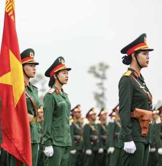 Nữ trung úy gây sốt khi diễu binh: Cao 1,73m, nhan sắc "không thua hoa hậu" - 1