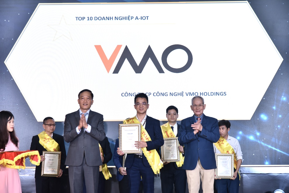 VMO Holdings giành cú đúp giải thưởng TOP 10 doanh nghiệp ICT Việt Nam 2021 - 1 VMO Holdings giành cú đúp giải thưởng TOP 10 doanh nghiệp ICT Việt Nam 2021 - 1
