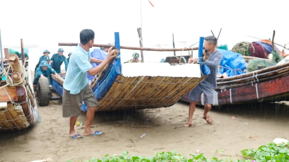 Ngư dân hối hả sát giờ bão đổ bộ - 2 Ngư dân hối hả sát giờ bão đổ bộ - 2