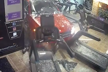 Đang tập thể dục trong nhà, bị ô tô từ đâu tông trực diện