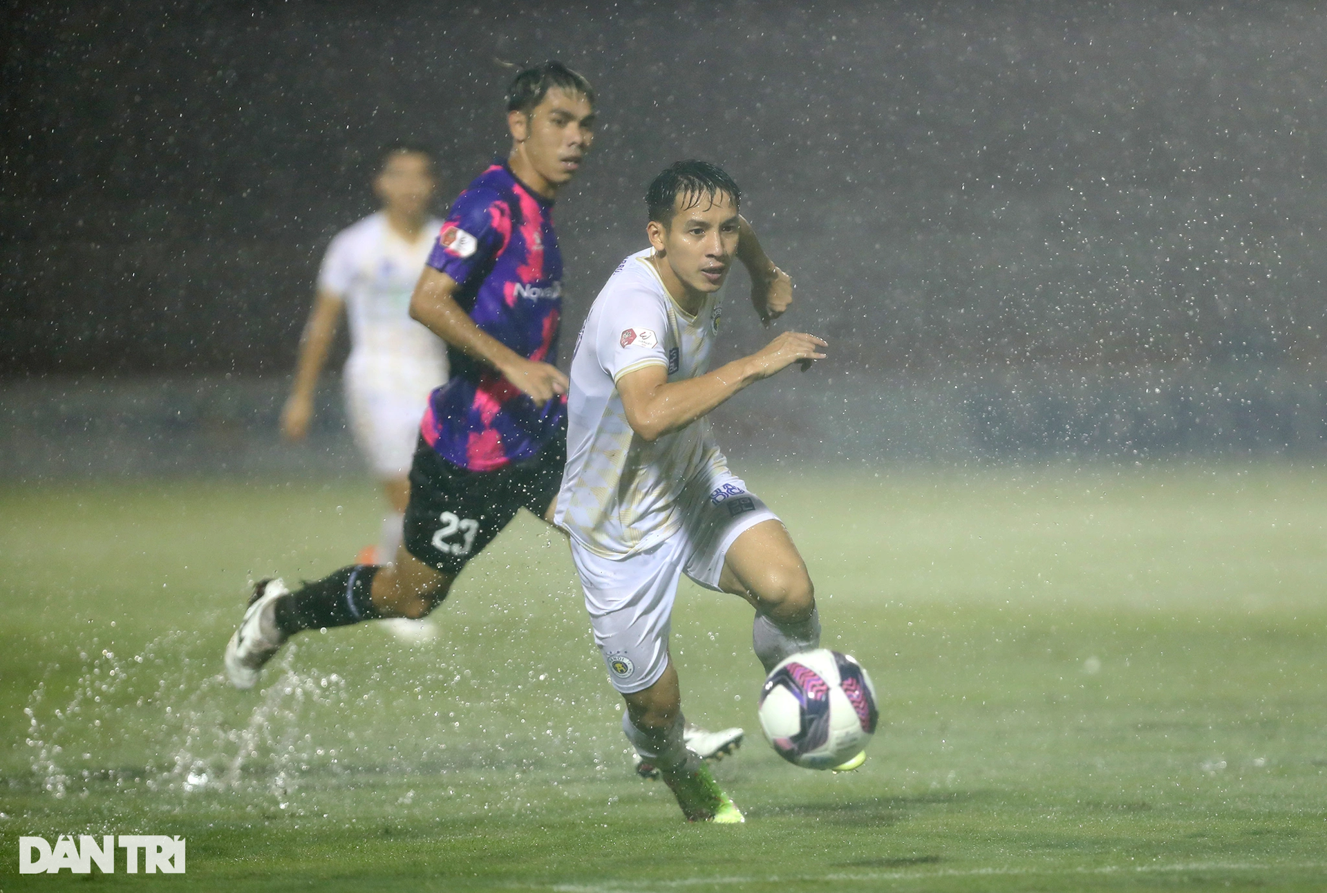 Thủy chiến trên sân Thống Nhất, CLB Hà Nội suýt thất bại trước Sài Gòn FC - 10 Thủy chiến trên sân Thống Nhất, CLB Hà Nội suýt thất bại trước Sài Gòn FC - 10