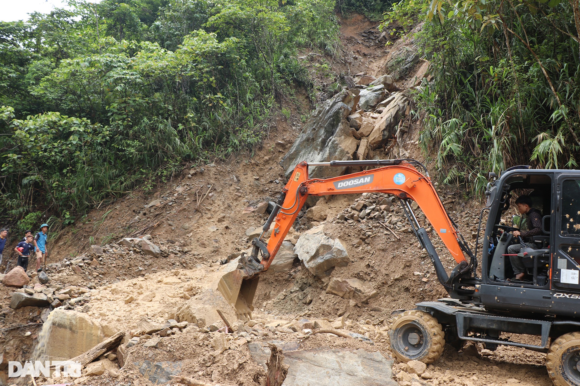 Quốc lộ 16 sạt lở, người dân nơm nớp lo tảng đá cả chục tấn lăn xuống đường - 8