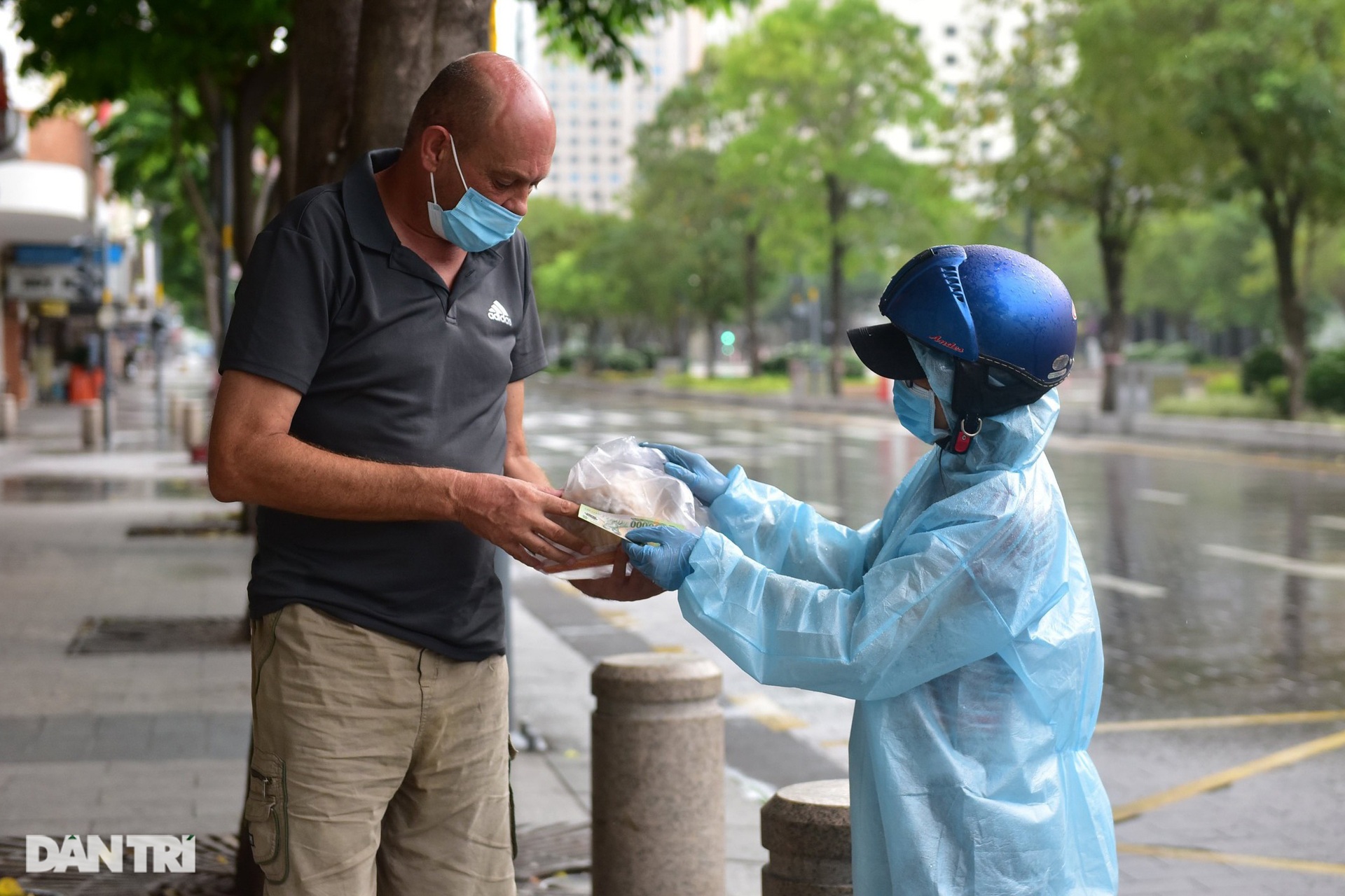 Thầy giáo Tây ở Sài Gòn: Mong học trò không thấy cảnh tôi nhận đồ ăn - 5 Thầy giáo Tây ở Sài Gòn: Mong học trò không thấy cảnh tôi nhận đồ ăn - 5