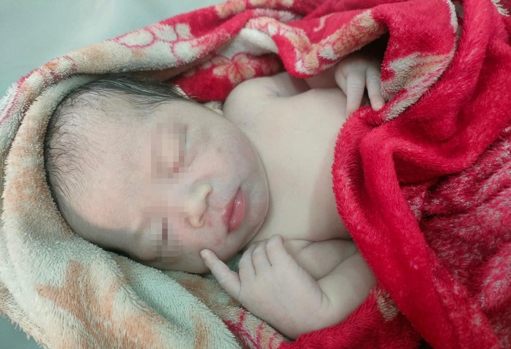 Bé trai sơ sinh 3kg bị bỏ rơi trên lề đường ở TPHCM - 1