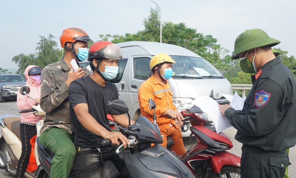 Lúng túng dân nghĩ không cần giấy đi đường, công an bảo phải có - 3 Lúng túng dân nghĩ không cần giấy đi đường, công an bảo phải có - 3