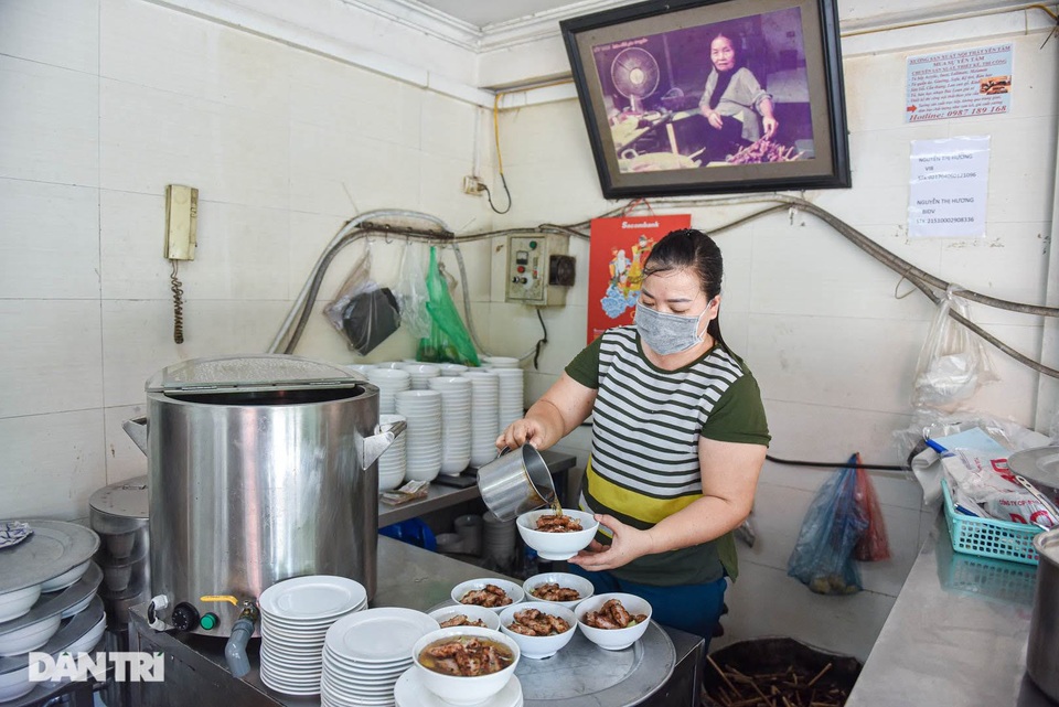 Hiếm có ở Hà Nội: Bún chả kẹp que tre nướng, ngày bán hàng trăm suất - 8 Hiếm có ở Hà Nội: Bún chả kẹp que tre nướng, ngày bán hàng trăm suất - 8