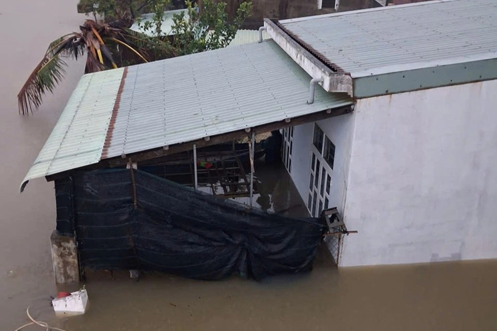 Xe thiết giáp xuyên đêm giải cứu người dân vùng lũ - 3