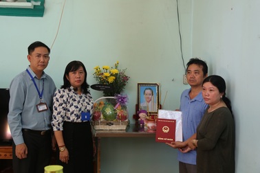 Trường ĐH Sài Gòn trao bằng tốt nghiệp đến gia đình sinh viên qua đời vì ung thư