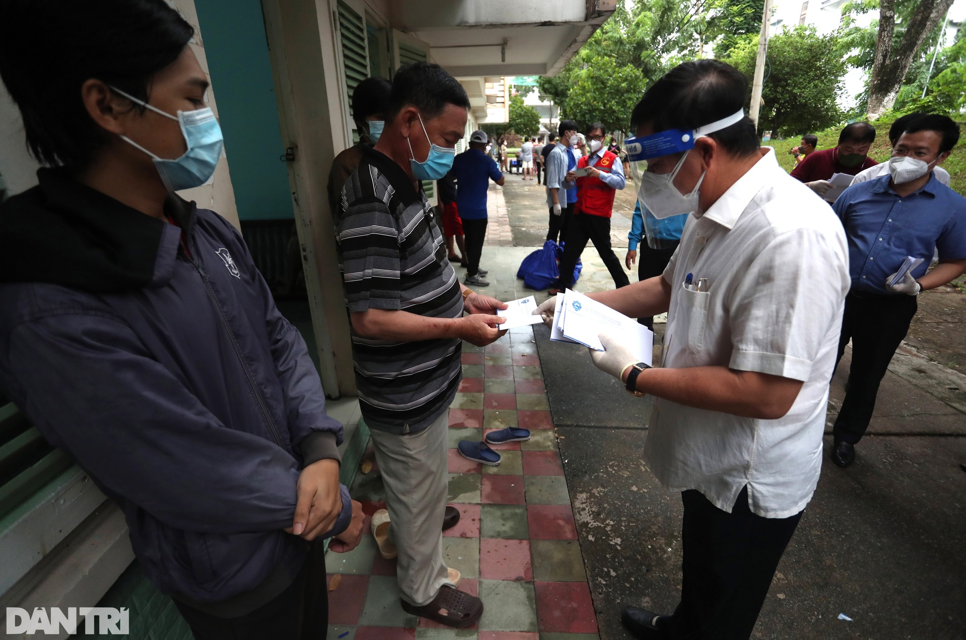 Người dân xóm trọ nghèo được về khách sạn ở miễn phí để tránh dịch - 17 Người dân xóm trọ nghèo được về khách sạn ở miễn phí để tránh dịch - 17