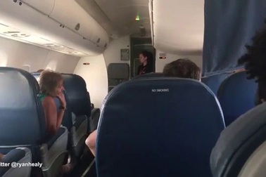 Hành khách quấy rối trên máy bay, Mỹ điều 2 chiến đấu cơ áp tải