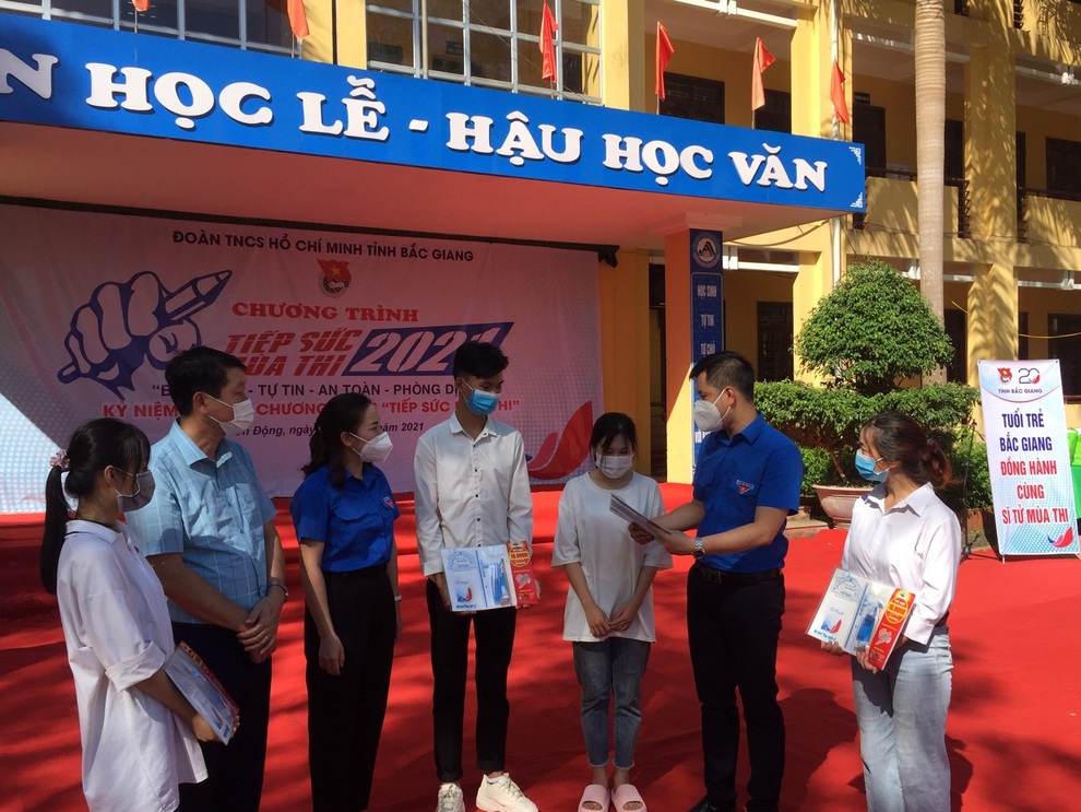 Thiên Long gửi hơn 1.600 bộ dụng cụ học tập đến thí sinh trước kỳ thi tốt nghiệp THPT - 3 Thiên Long gửi hơn 1.600 bộ dụng cụ học tập đến thí sinh trước kỳ thi tốt nghiệp THPT - 3