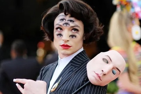 Ezra Miller gắn loạt mắt lên mặt dự Met gala
