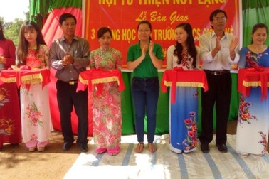 Học sinh rèn chữ trong “hộp tôn” đã có trường mới