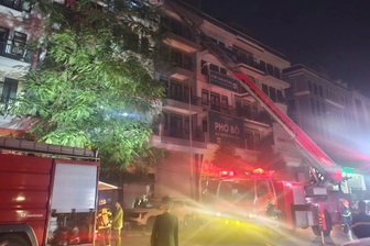 Cháy nhà 5 tầng ở Hà Nội, cảnh sát dùng xe thang giải cứu 5 người