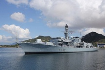 Tàu chiến Anh cập cảng Cam Ranh