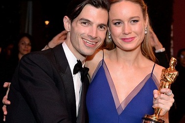 Nữ diễn viên của “Kong: Skull Island” hôn bạn trai say đắm sau chiến thắng tại Oscar