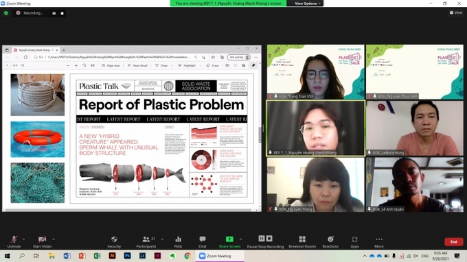 Ban giám khảo thảo luận về các sản phẩm truyền thông tham gia cuộc thi.