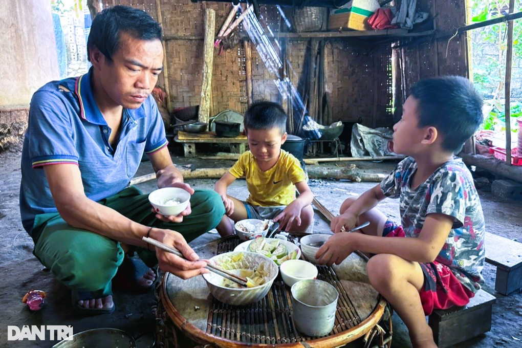 Rớt nước mắt cảnh 2 đứa trẻ đợi cơm từ thiện của người bố mắc bệnh nặng - 3 Rớt nước mắt cảnh 2 đứa trẻ đợi cơm từ thiện của người bố mắc bệnh nặng - 3
