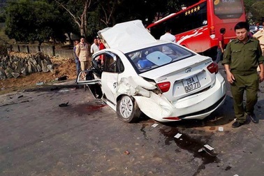 Ba ô tô tông nhau liên hoàn, dân đập cửa cứu hai bố con