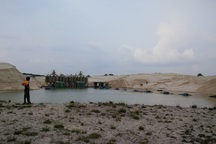 Người dân ùa ra phản đối Công ty khai thác ti tan lấn chiếm đất