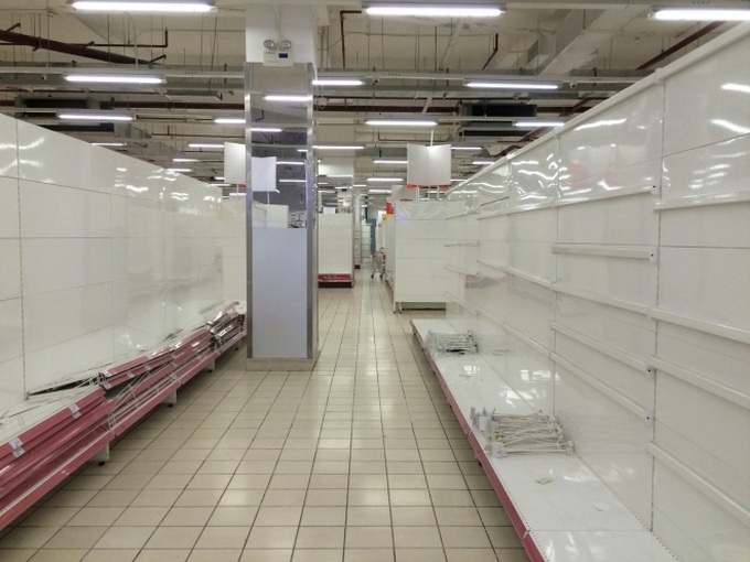 Siêu thị Auchan vắng vẻ, lặng lẽ tháo các kệ hàng sau bão giảm giá - Ảnh 9. Siêu thị Auchan vắng vẻ, lặng lẽ tháo các kệ hàng sau bão giảm giá - Ảnh 9.