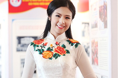 Hoa hậu Ngọc Hân rạng ngời trong vai trò đại biểu thanh niên